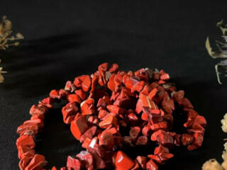 Бусы из красной яшмы, привезли из ПЕРУ. Камень дарующий силу и защиту