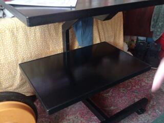 Продается столик на колесиках