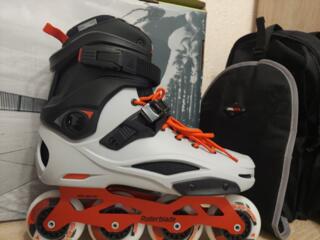 Профессиональные ролики, размер 43, в полном комплекте с защитой, новые