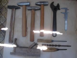 Топоры пила серп рыхлители тиски ножовки ножницы молотки точилки...