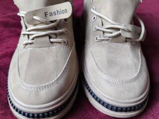 В продаже мужская обувь на каждый день.