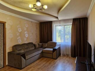 Семейный дом с детской площадкой и гаражом на тихой улице