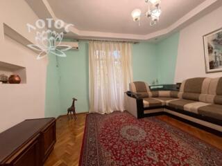 Продається простора 3-кімнатна квартира. Сталінка. Центр. Піонер