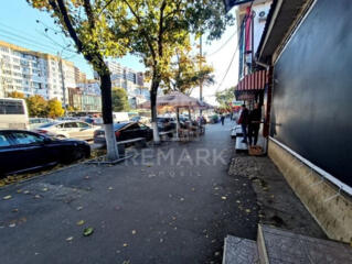 Flux de oameni foarte intens! Centru, parter, prima linie. Alături ...