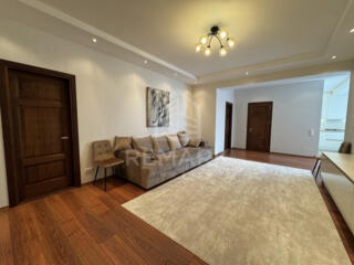 Apartamentul are 110 mp. și este compartimentat în două dormitoare ...