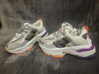 Кроссы новые 36р.