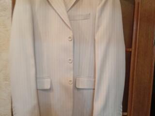 Продаю мужской светлый костюм