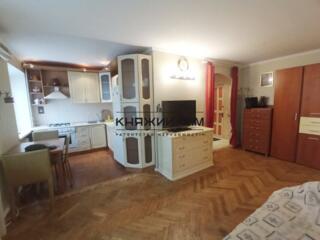 Продам 2-х кімнатну суміжну квартиру в центрі міста за адресою: вул. .