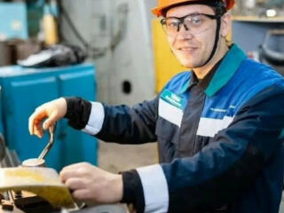 Работа на супер современном автомобильном заводе.