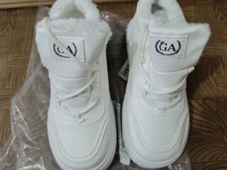 Продам новые кроссовки 40р.