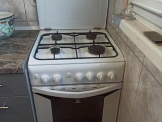 Продам газовую плиту Индезит 50х50 с грилем