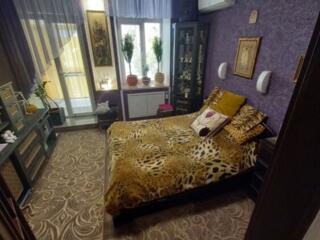 Продам крупногабаритну 2-кімнатну сталінку