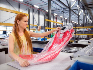 Работа на складе одежды HalfPrice. Зарплата 1300 евро.