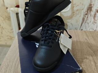 Reebok Classic новые, Бельцы 900л размер 40.5