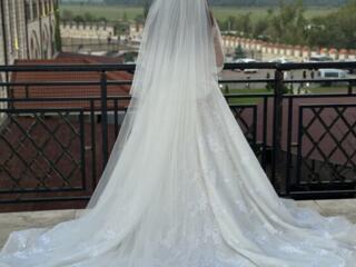Продам эксклюзивное свадебное платье, размер S. Фата в подарок