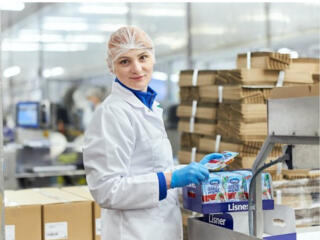 Завод рыбных закусок набирает сотрудников.