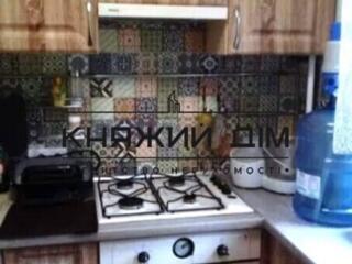 Оренда 2-х к.кв. по вул. Ольжича 21, 44/33/6 кв. м, 2/5 пов. будинки. 