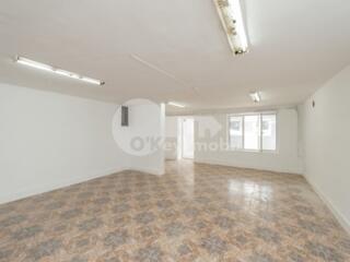 Se oferă spre chirie spațiu comercial/oficiu situat în ...