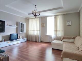 Продаётся 3-комнатная "Сталинка" с ремонтом и мебелью! Центр Бендер.