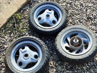 Продам три мотоколеса 1.000 руб одно, находятся в Бендерах 077589539.