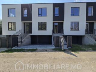 Townhouse cu 3 niveluri, or. Codru Vă propunem spre vânzare townhouse 