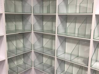 Мебель для магазина: шкафы и стеклянные конфетницы.