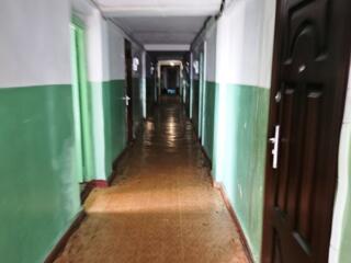 Комната в общежитии с полноценным санузлом.