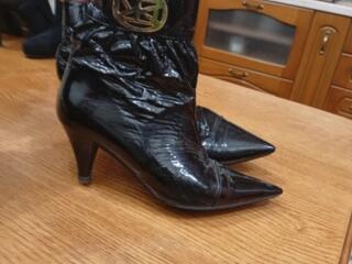 Много женской обуви.