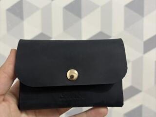 Кожаный кошелек ручной работы бесшовный.