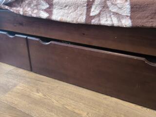 Продам кровать двухъярусную, дерево, с ящиками.