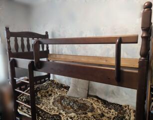 Кровать двухъярусная продается с выдвижными ящиками и матрасом. Дерево