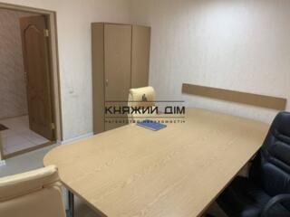 Вулиця Володимирська 82а перший поверх , нежитловий фонд. Приміщення .