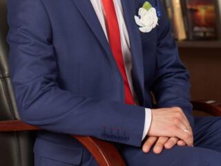 Продаю мужской свадебный костюм