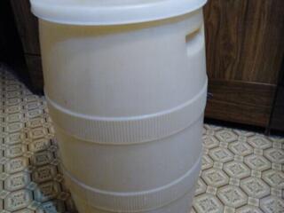 Бочка пластмассовая, пищевая, 60 литров, бутыль 10 литровый.