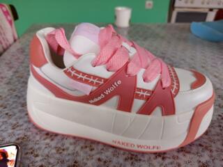 Продам новые кроссовки Naked Wolfe