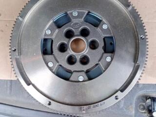 Двухмассовый маховик LuK 415 0431 10 сцепления