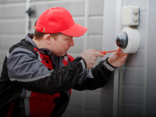 Montator sisteme de supraveghere video, securitate și interfoane