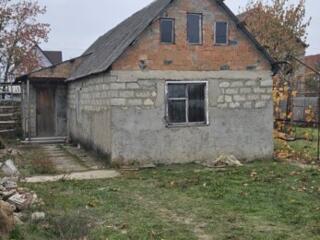 Продаётся небольшой каменный домик. Парканы.