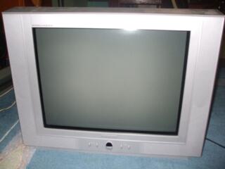 Televizor model vechi.