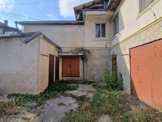 Vindem casă lângă pădure