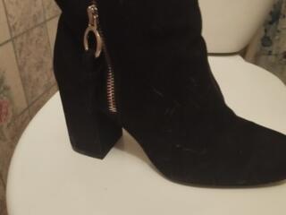 Продам замшевые полусапожки черного цвета