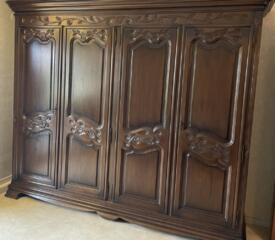 Спальня с красивой резьбой