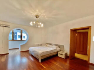 Четырехкомнатная квартира в Аркадия на улице Тенистая