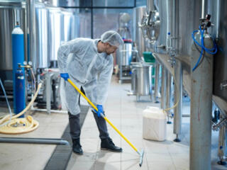 Требуется уборщик помещения.