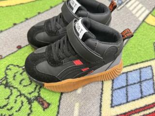 Кроссовки на мальчика новые