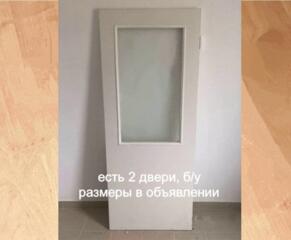 Дверь межкомнатная деревянная. Есть 2 штуки. Толщина 4 см.
