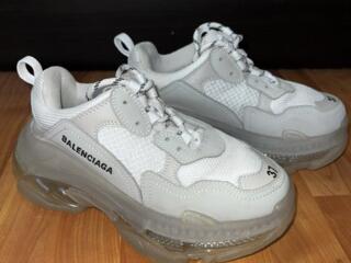 Продам женские кроссовки Balenciaga