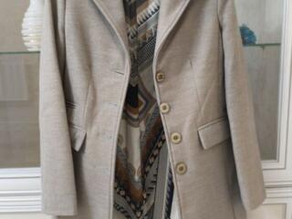 Продам пальто демисезонное Италия. 2 шт. по
