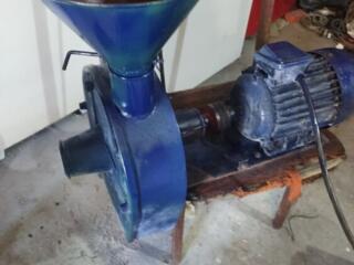 Зернодробилка 2 в 1. Очищает початки кукурузы и измельчает зерно