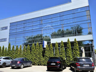 Chirie spatiu comercial - open space cu locuri de parcare și geamuri .